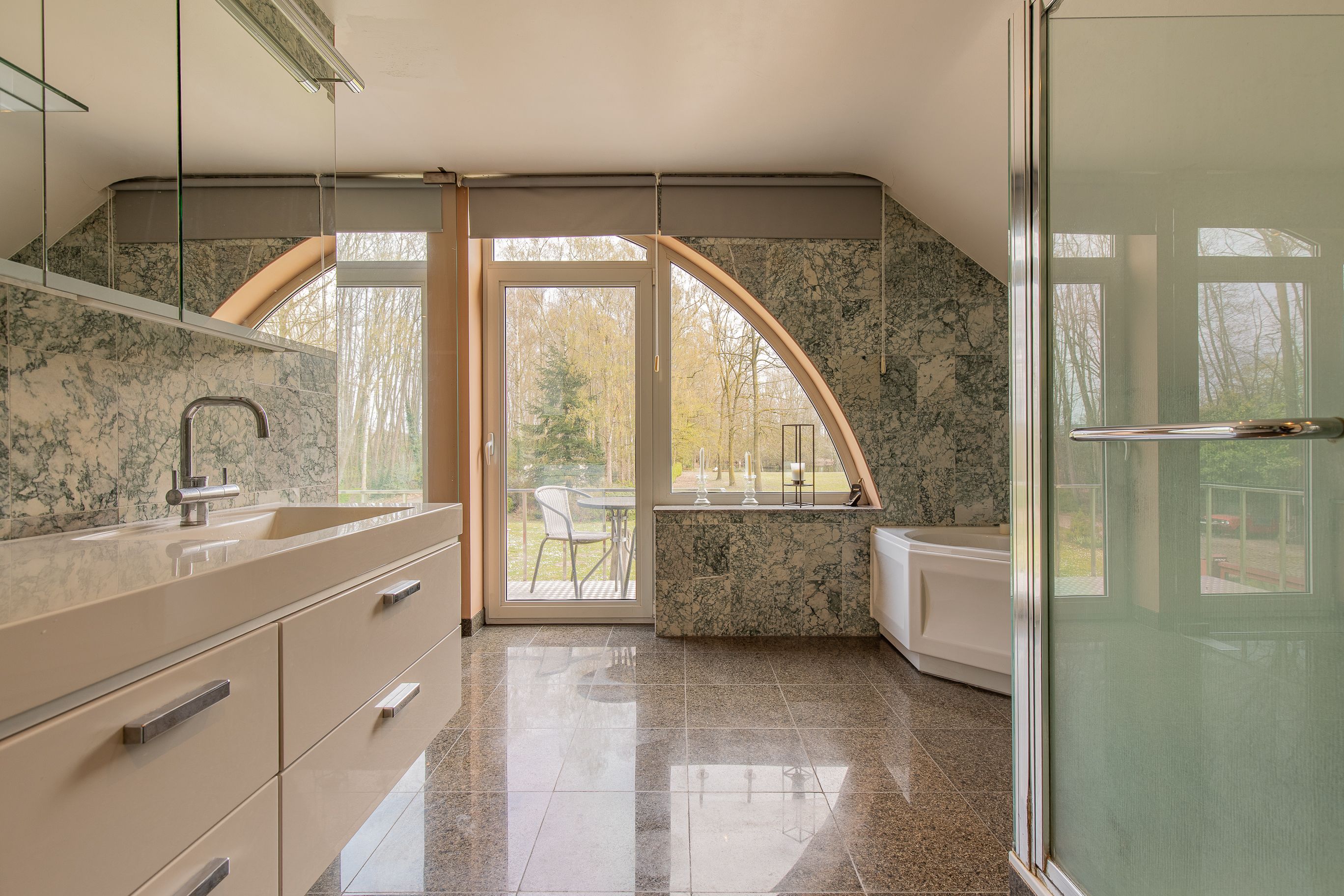 Uitzonderlijk rustig gelegen villa in park - foto 7