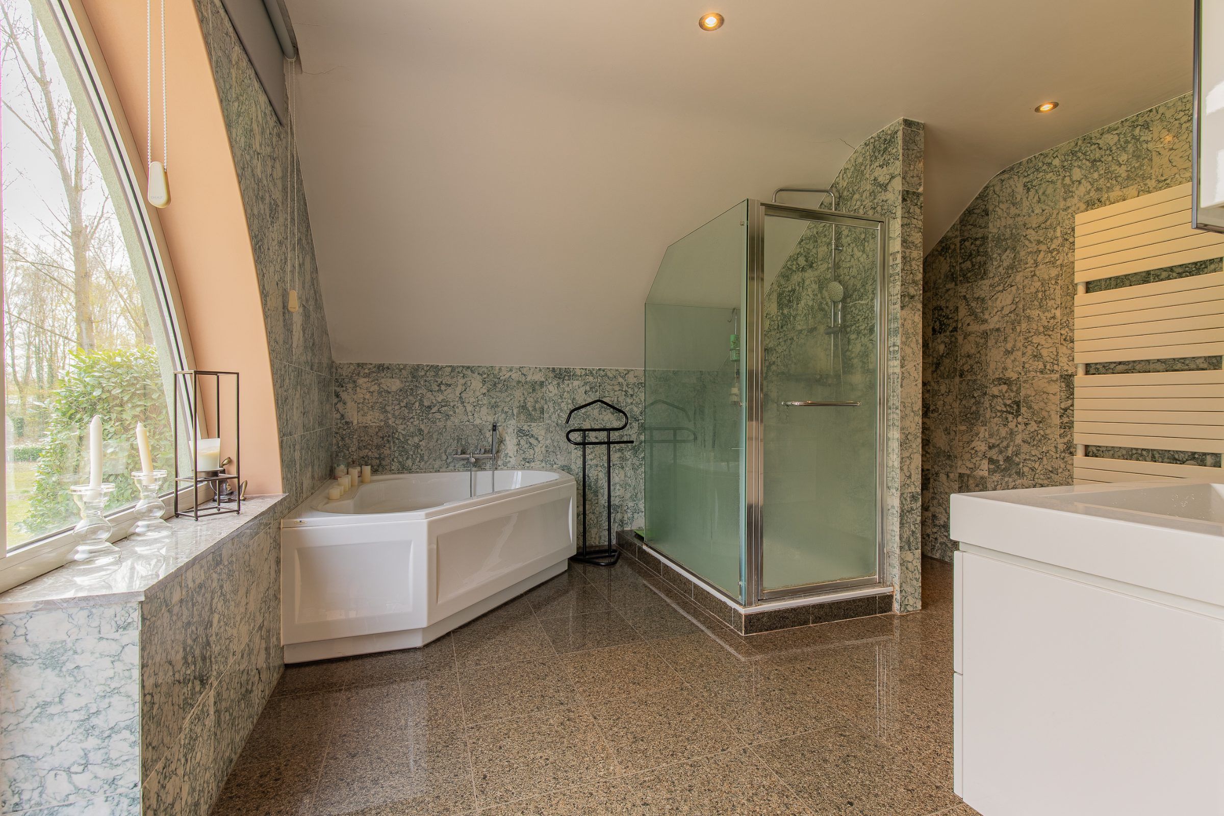 Uitzonderlijk rustig gelegen villa in park - foto 17