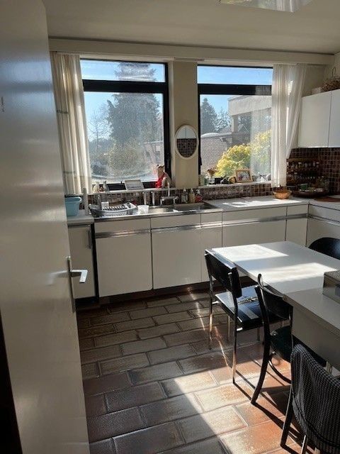 Charmante woning met geïntegreerde dokterspraktijk, gelegen in het hart van Mol. - foto 2