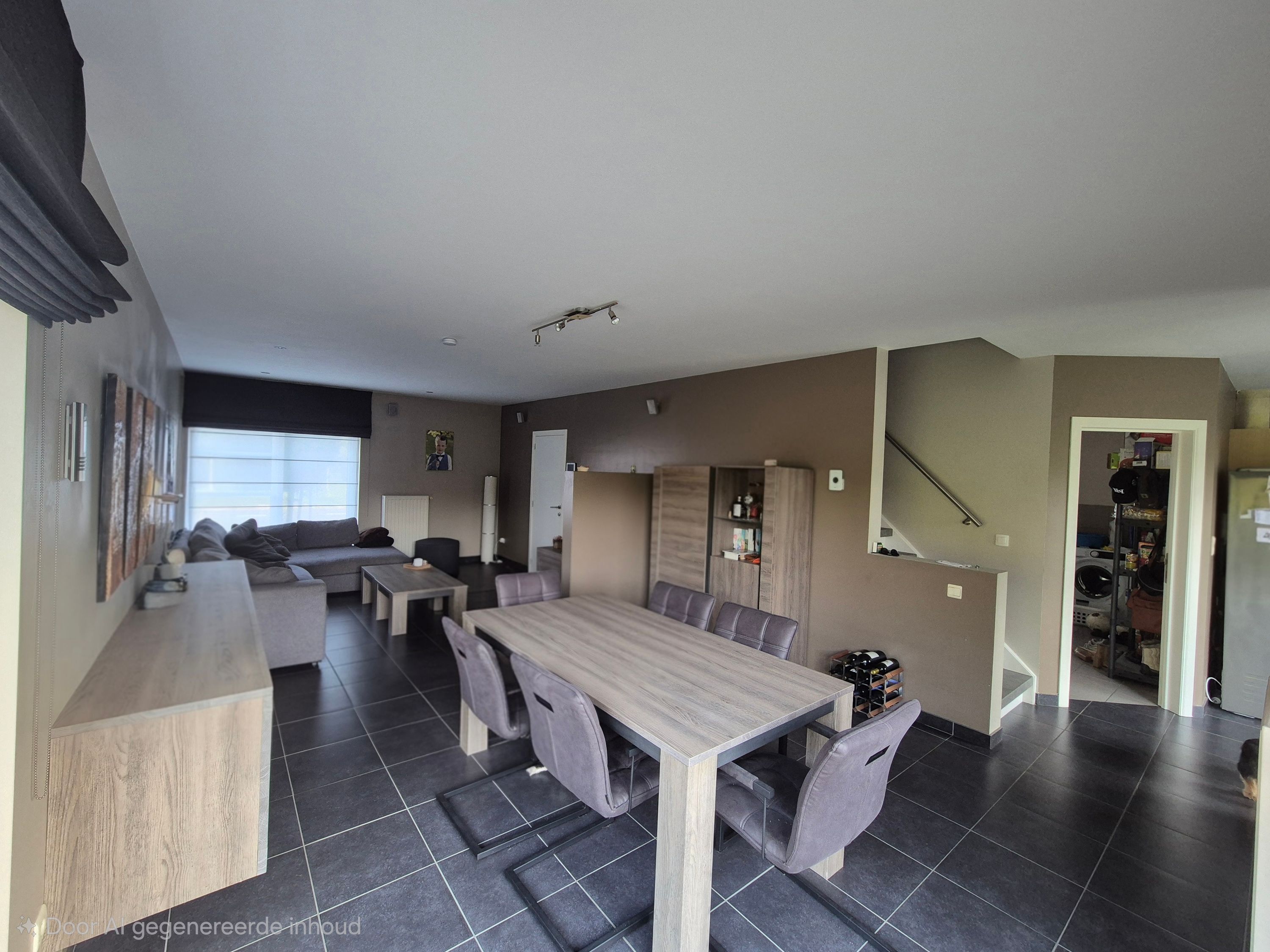 Volledig omheinde woning met grote garage. - foto 3