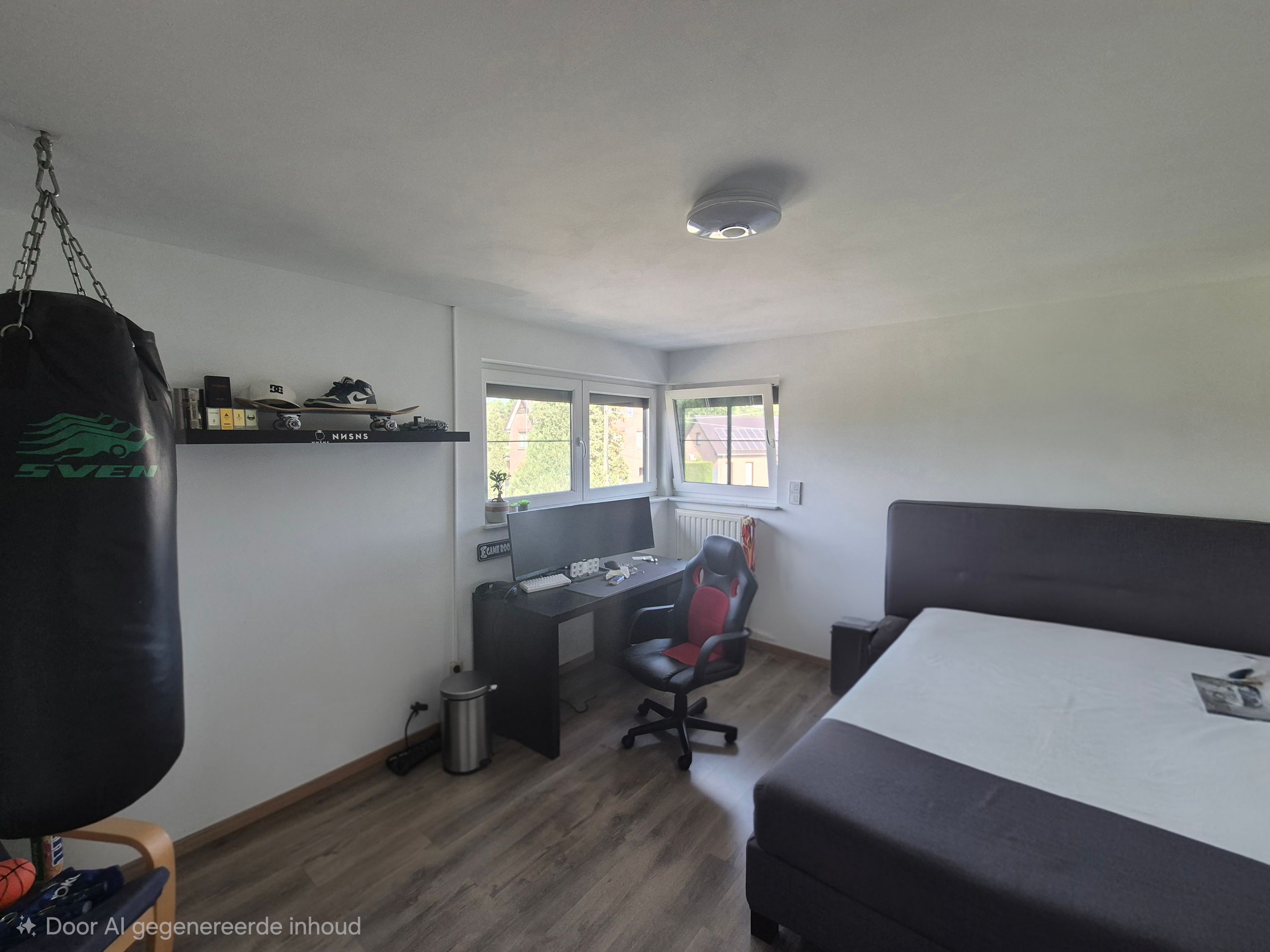 Volledig omheinde woning met grote garage. - foto 5