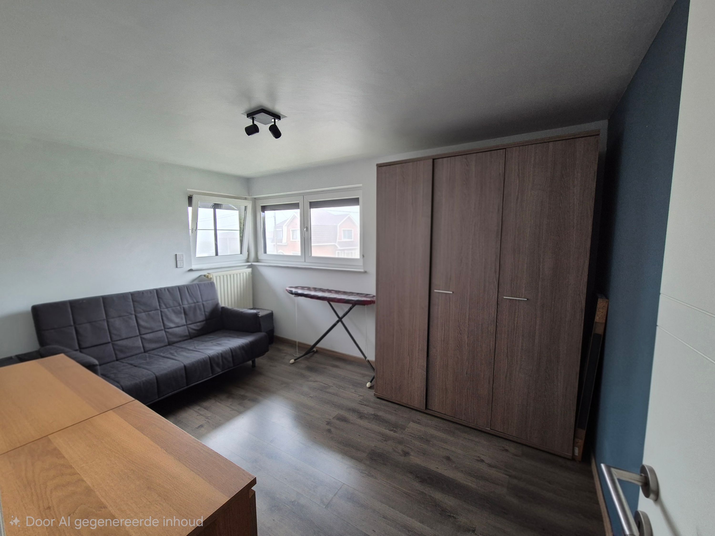 Volledig omheinde woning met grote garage. - foto 6