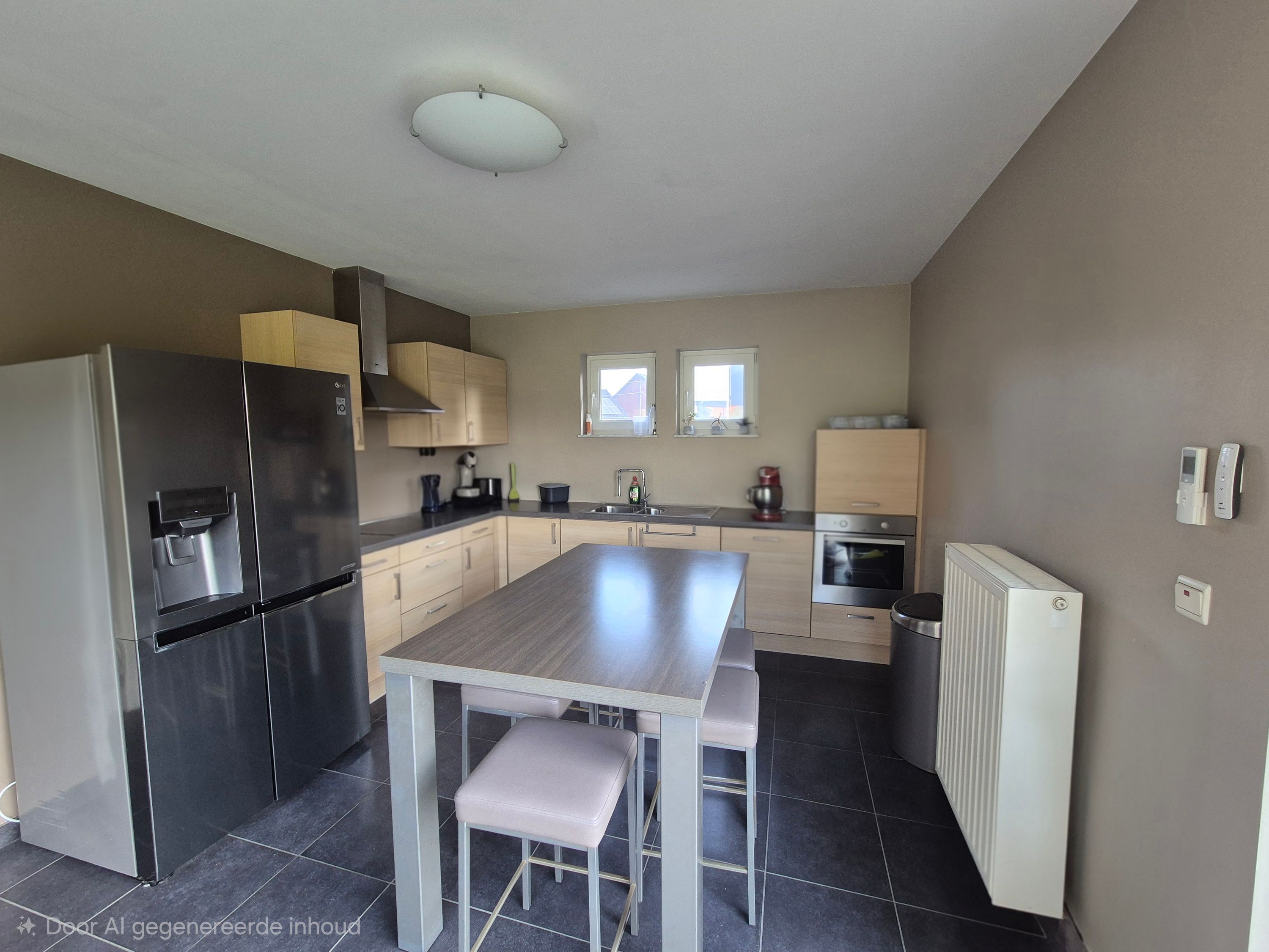 Volledig omheinde woning met grote garage. - foto 4