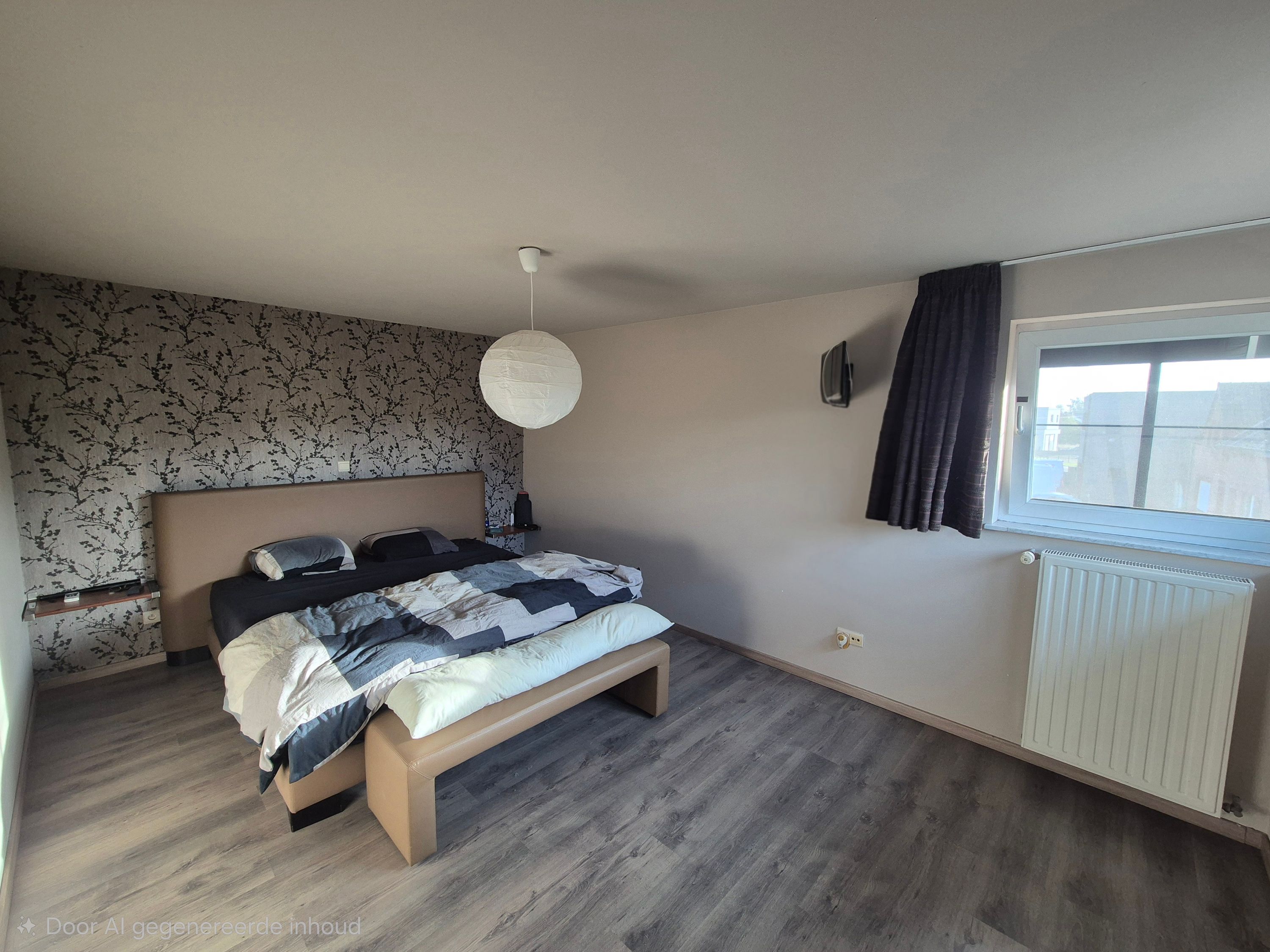 Volledig omheinde woning met grote garage. - foto 7