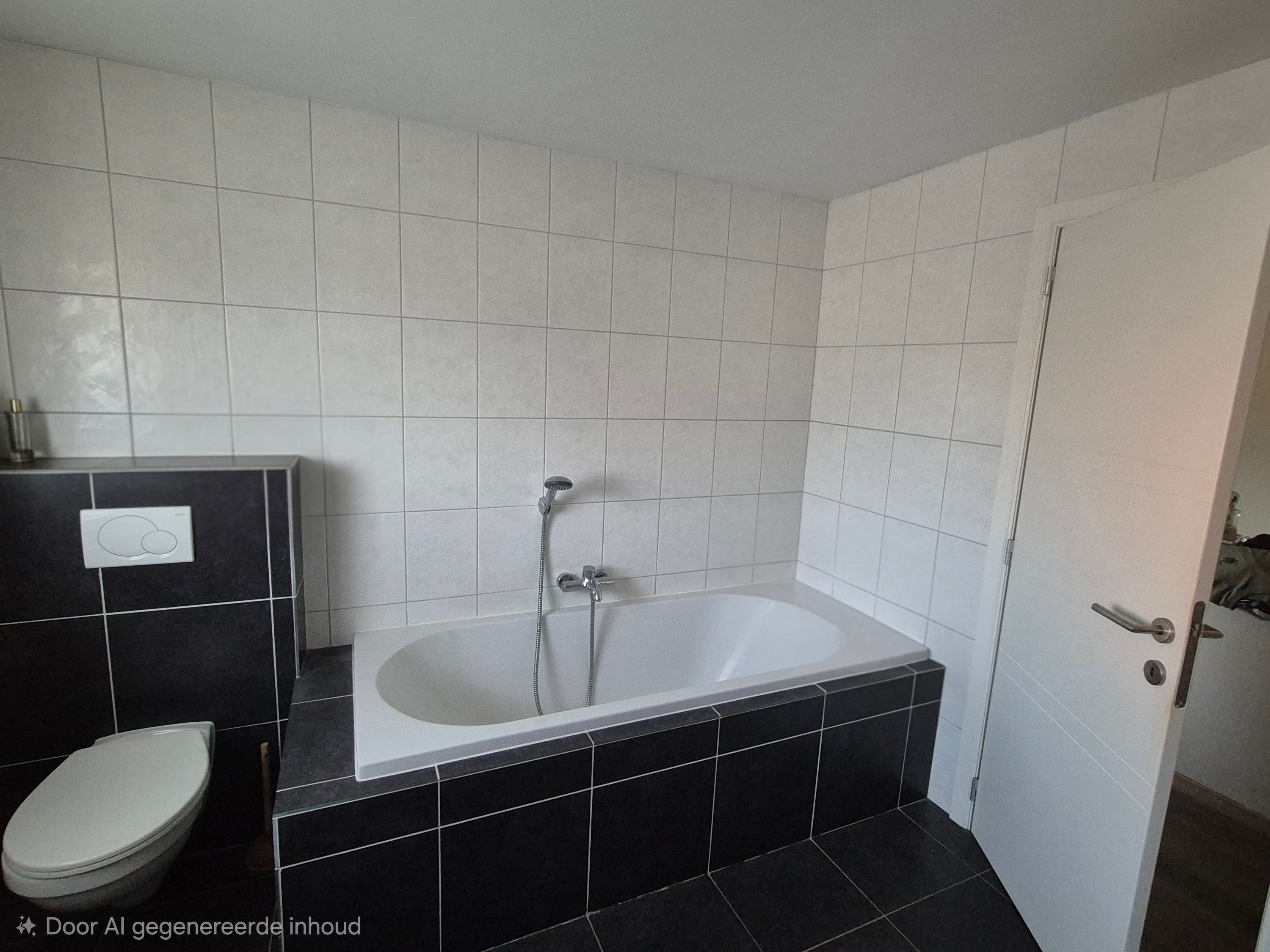 Volledig omheinde woning met grote garage. - foto 8