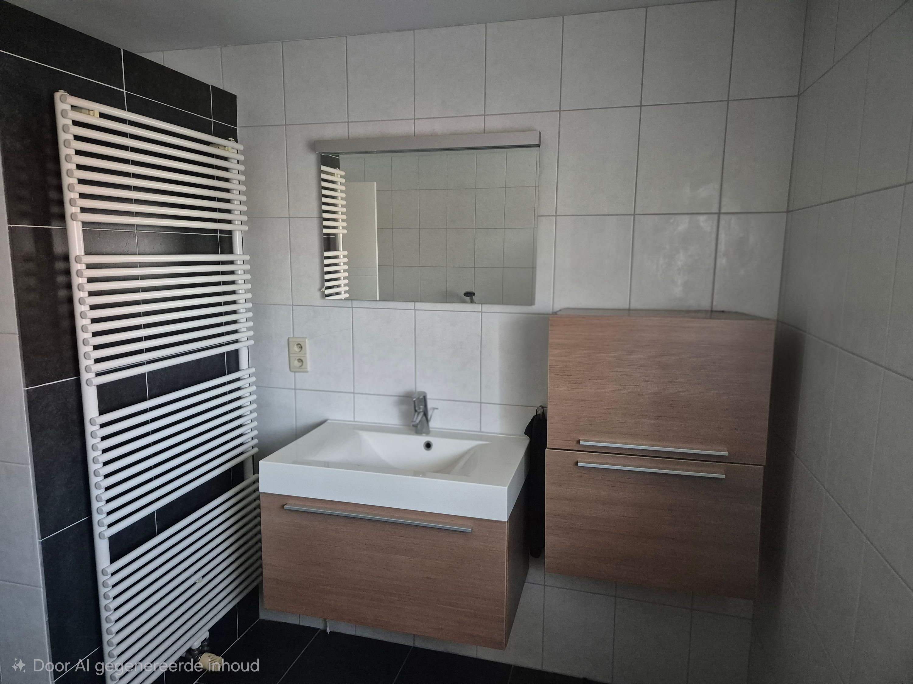 Volledig omheinde woning met grote garage. - foto 10
